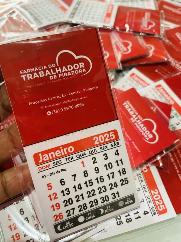 Mini calendário com ímã para geladeira
