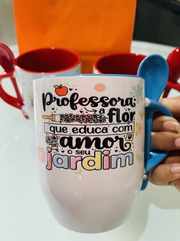 Caneca de cerâmica com colher