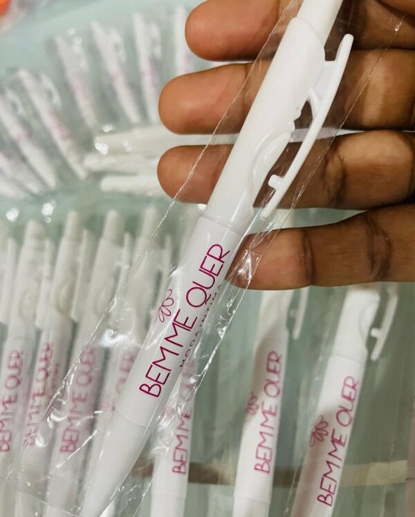 Caneta personalizada no adesivo