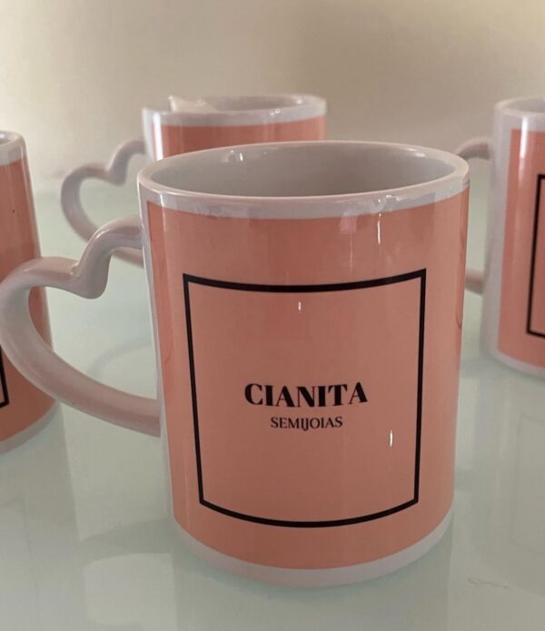 Caneca de cerâmica com alça de coração