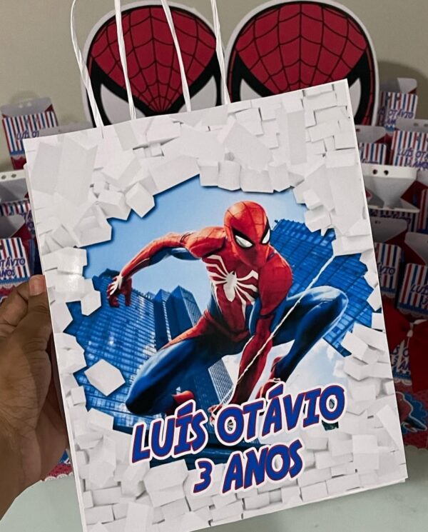 Sacolinha de Papel com aba de fechamento vazia
